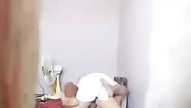 Evli Özbek oğlan, büyük komşusu tarafından sikerken