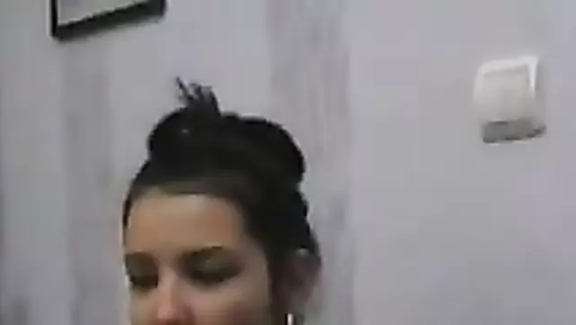 Özbek kız diğer götünü de sergiliyor.