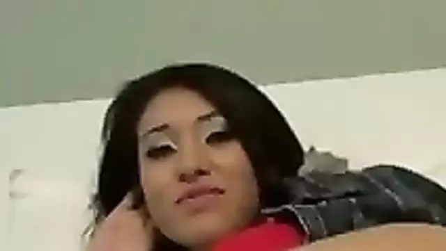 Adam, güzel bir Özbek kızı görmeye geldi.