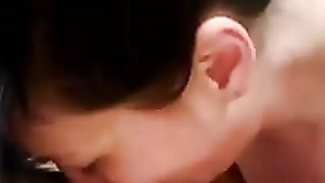 Olgun nine, Özbek aygıra ağızla zevk veriyor.