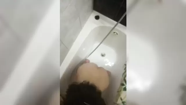 Orospu, banyoda Özbek hatunu ağzına aldı.