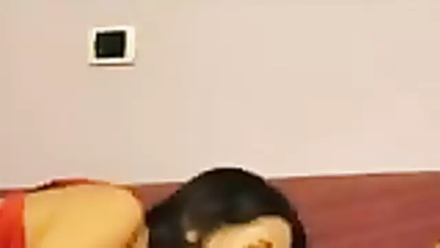 Özbek uykulu kocasını sikişiyor.