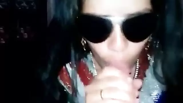 Özbek kız, komşusuna açgözlüce bir oral çekiyor.