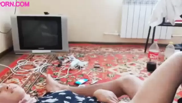 Giyinik Özbek genç kız yerde sikişip boşalıyor.