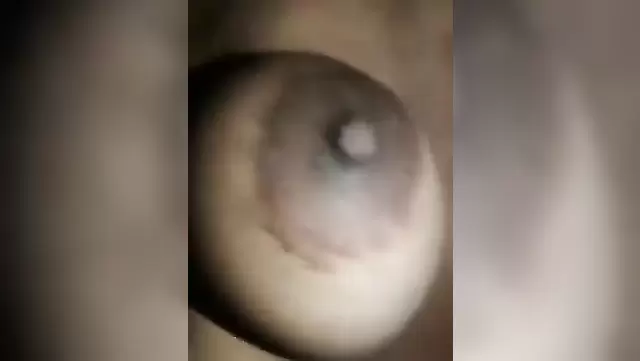 Tombul Özbek kadın, sevgilisini onun arkadaşıyla aldatıyor.