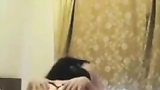 Adam, Özbek amını külotla sikişiyor.